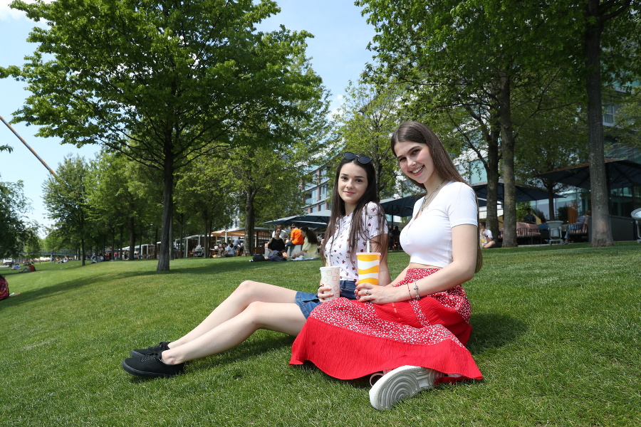Študentky psychológie Terézia (21, vľavo) a Viktória (20) si užívaj prvé letné dni plnými dúškami.