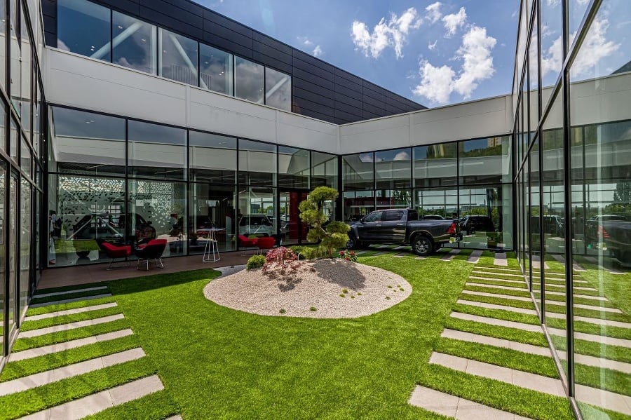 V Košiciach otvorili pre značky Lexus a Toyota najväčší autosalón na Slovensku.