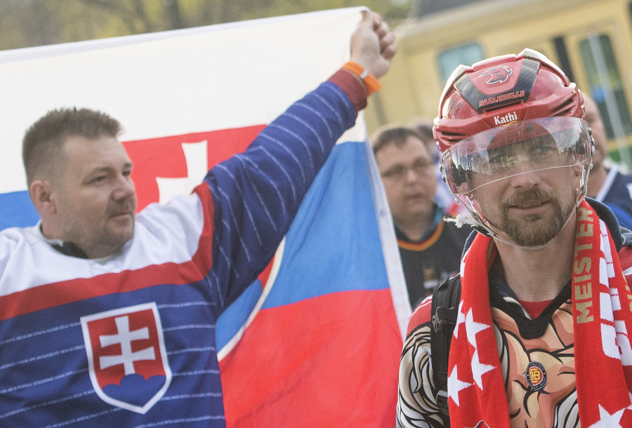 Na snímke slovenskí hokejoví