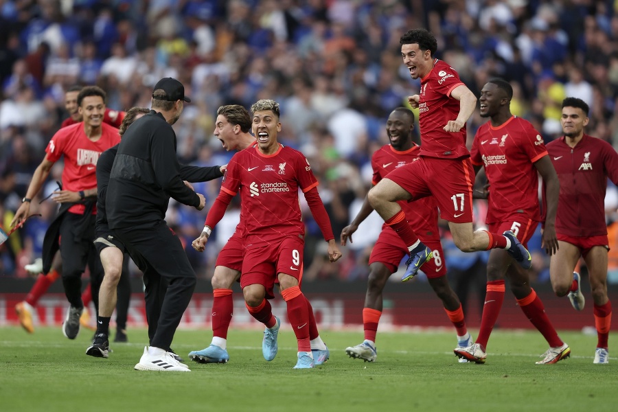Futbalisti FC Liverpool oslavujú