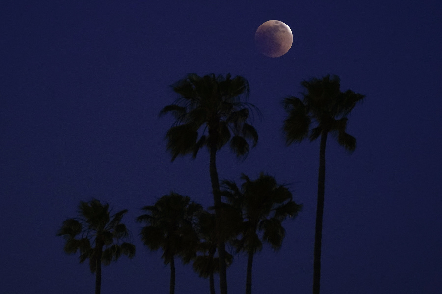 Zatmenie Mesiaca v Kalifornii.