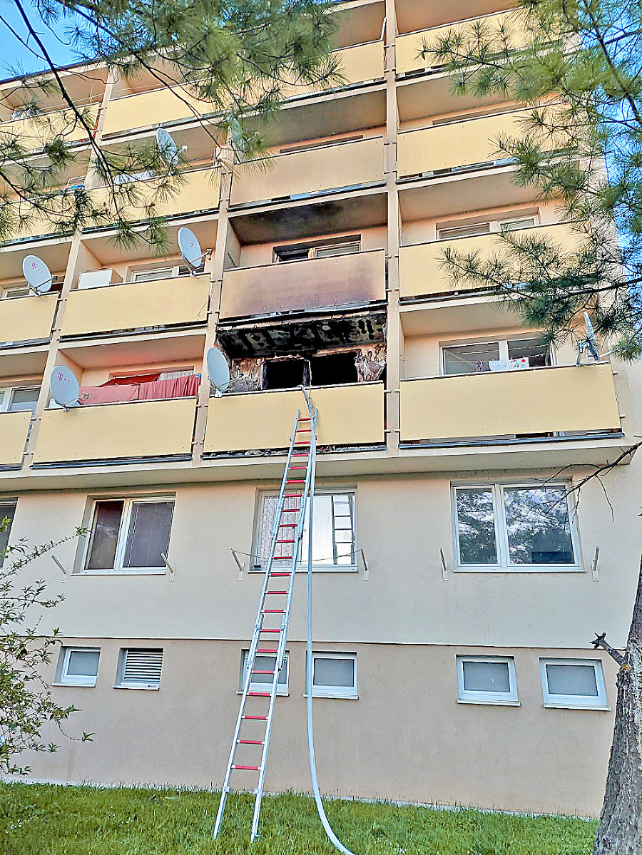 Plamene poškodili prvé poschodie domova dôchodcov.