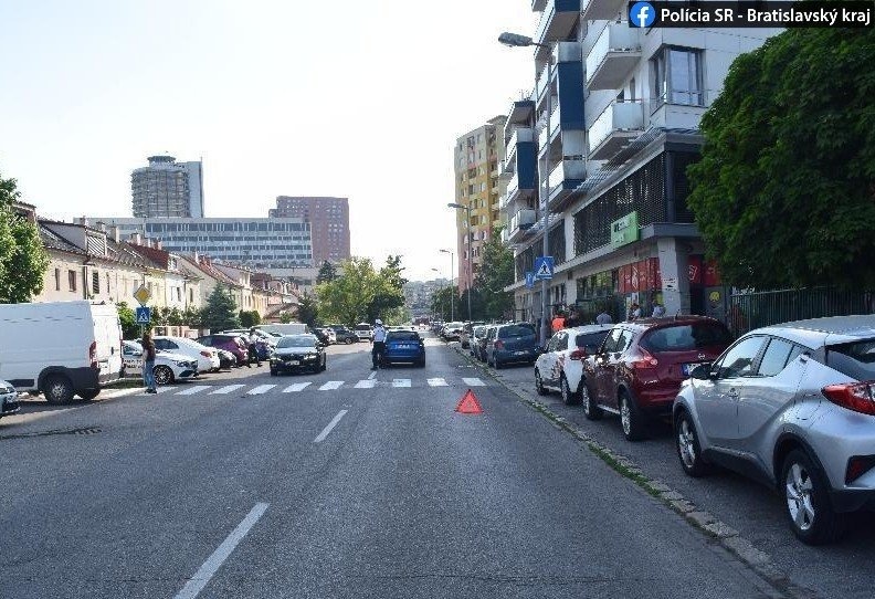 Na priechode pre chodcov v Bratislave zrazilo 14-ročného chlapca auto.