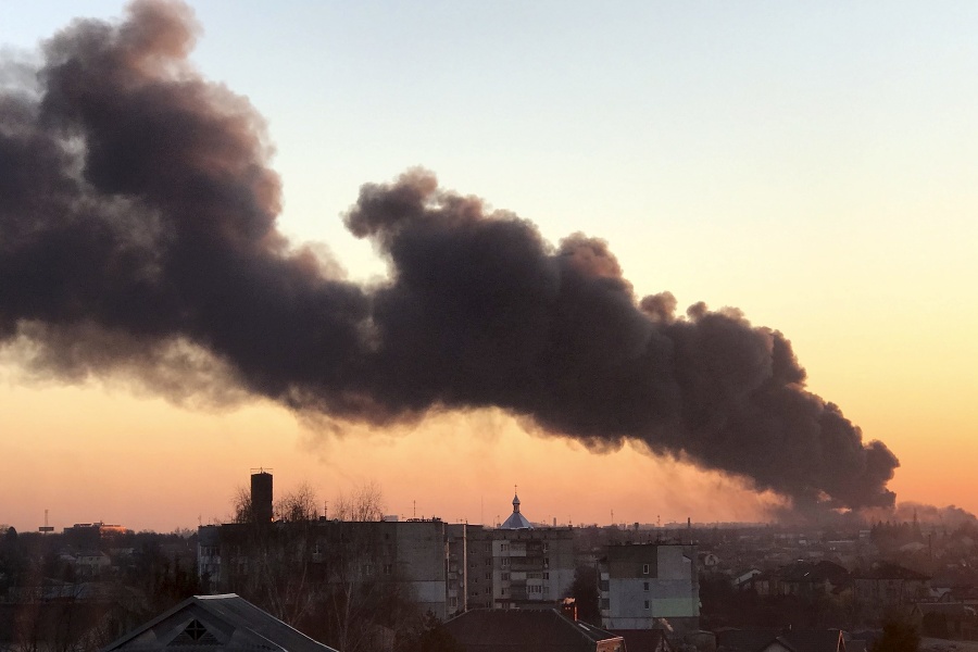 Dym nad mestom Ľvov.