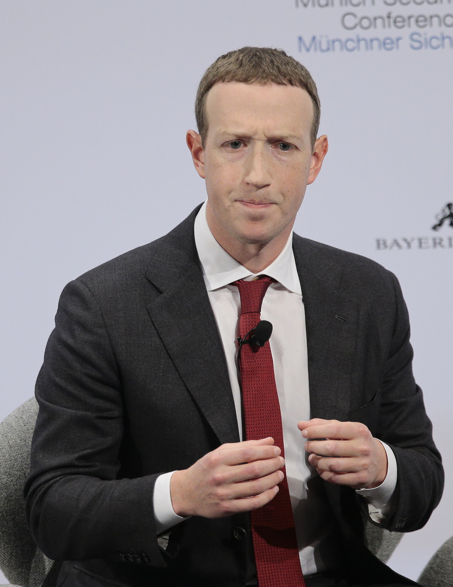 Mark Zuckerberg
čelí tlaku politikov.