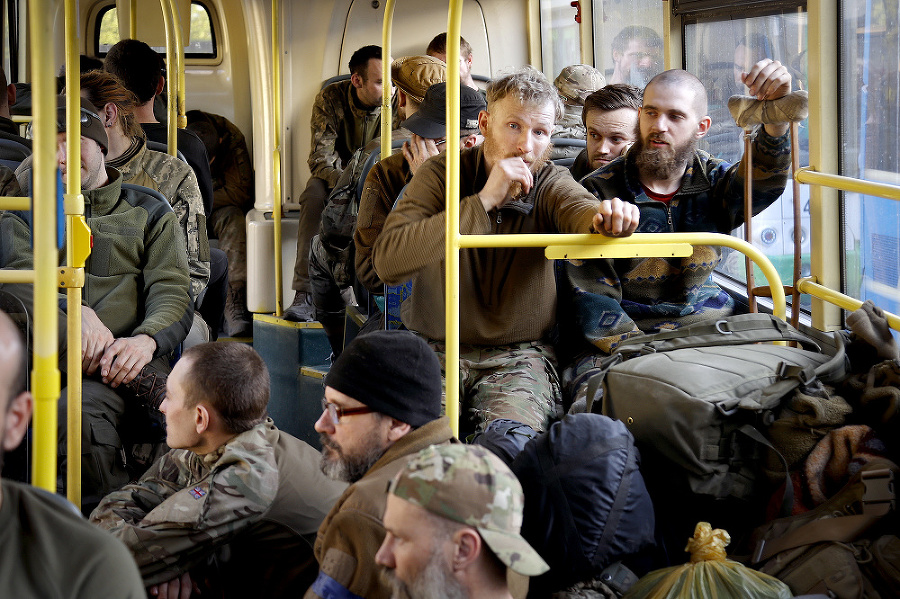 Ukrajinských vojakov odviezli z Mariupoľa autobusy.