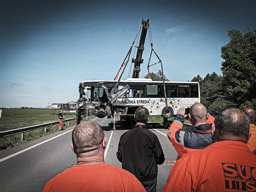 Náraz autobus zdemoloval.
