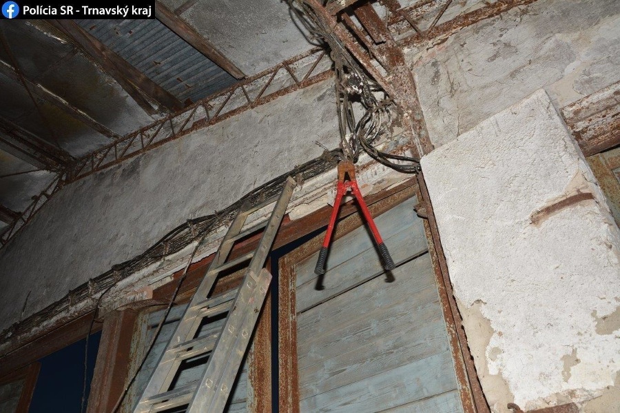 Pri krádeži káblov prišiel o život 19 ročný chlapec.