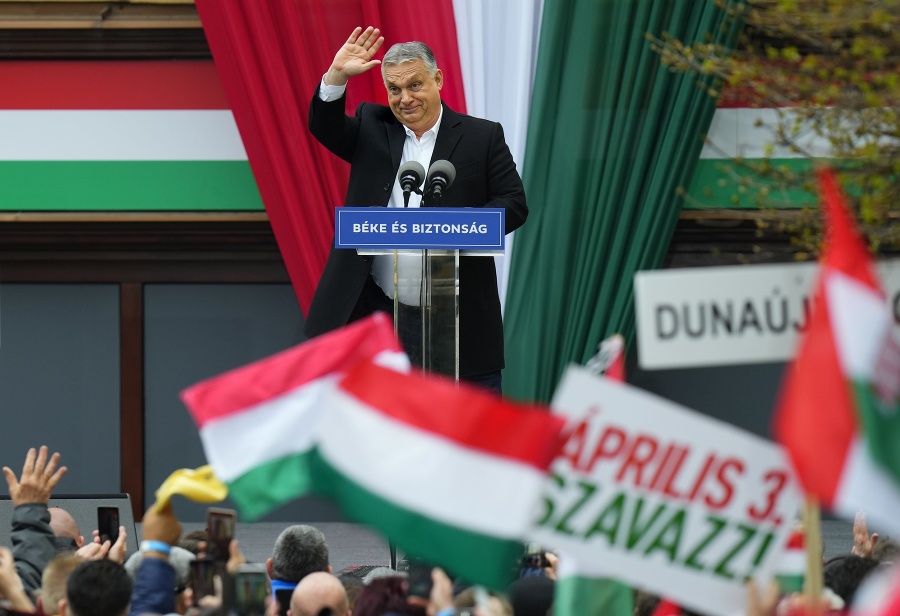 Premiér Viktor Orbán pozdravuje