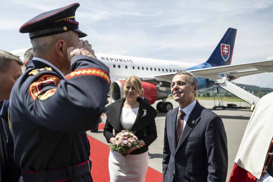Švajčiarsky prezident Ignazio Cassis víta prezidentku Zuzanu Čaputovú na letisku v Berne.