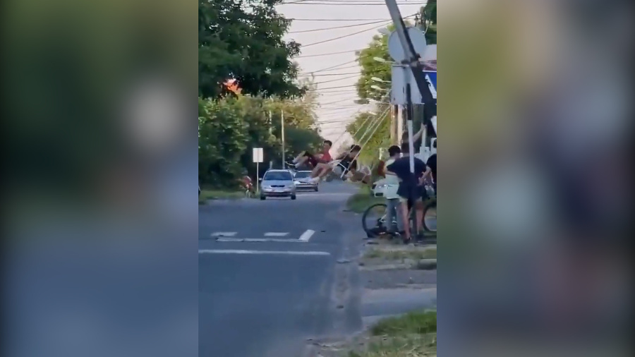 Na tento kolotoč by ste svoje dieťa určite nepustili: Pozrite sa, kde ho umiestnili. Je to snáď najnebezpečnejšie možné miesto!