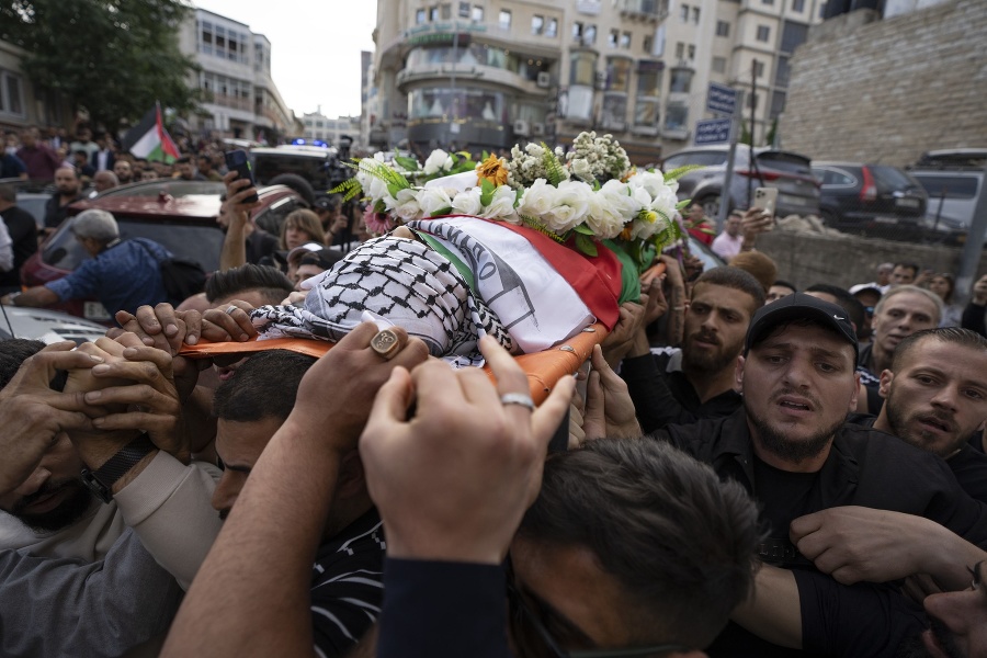 Palestínski smútiaci vynášajú telo