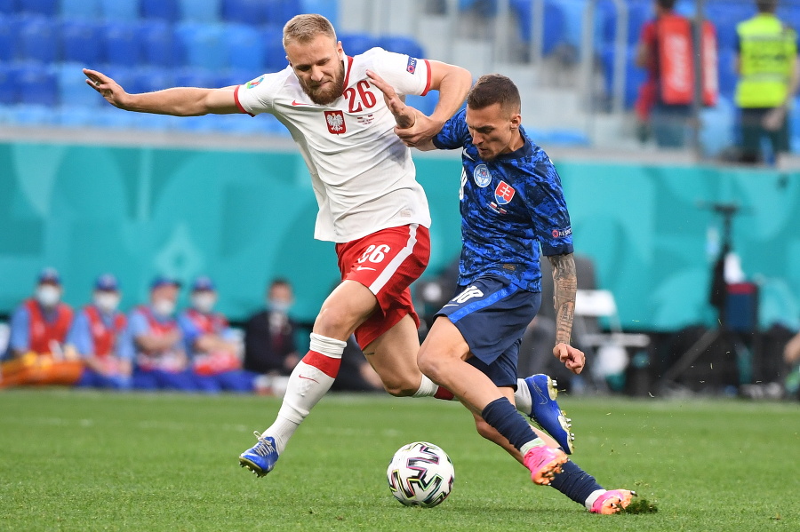 Lukáš Haraslín v súboji s Poliakom na EURO 2020.
