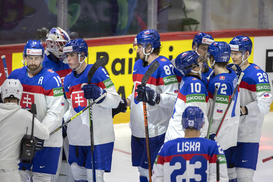 Na snímke slovenskí hokejisti