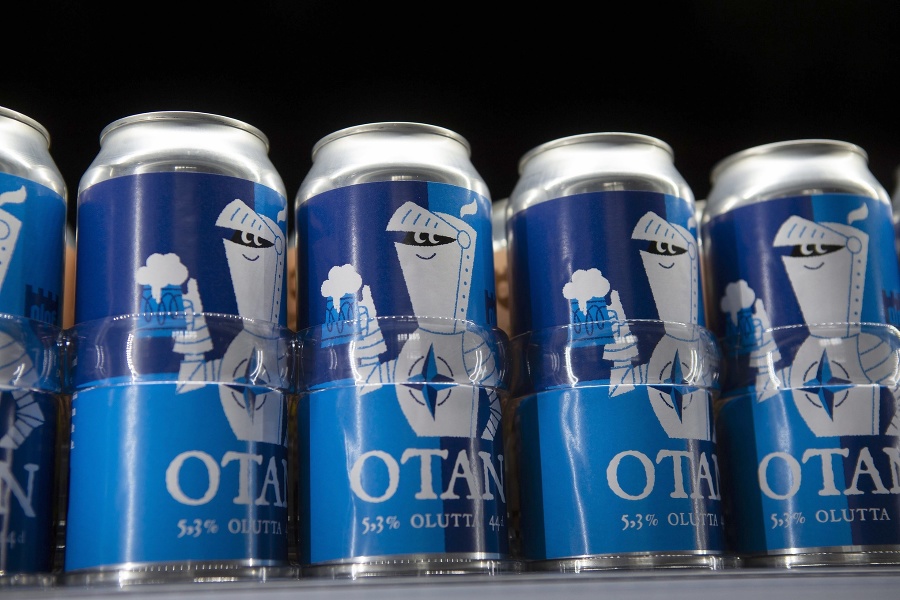 Nálepka piva v modrej farbe sa podobá znaku NATO a názov je slovnou hračkou.