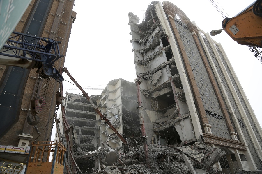 Pád budovy v Iráne si vyžiadal najmenej päť životov.