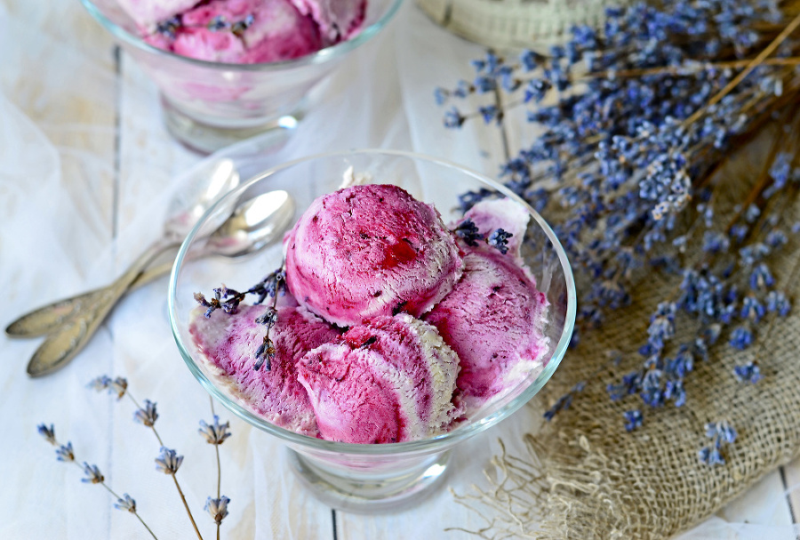 ORIGINÁLNA ZMRZLINA: Pripravte si vlastnú domácu zmrzlinu alebo nanuky s príchuťou levandule.