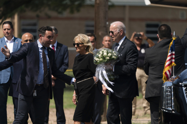 Biden položil kvety pri pamätníku obetí streľby na škole v Texase