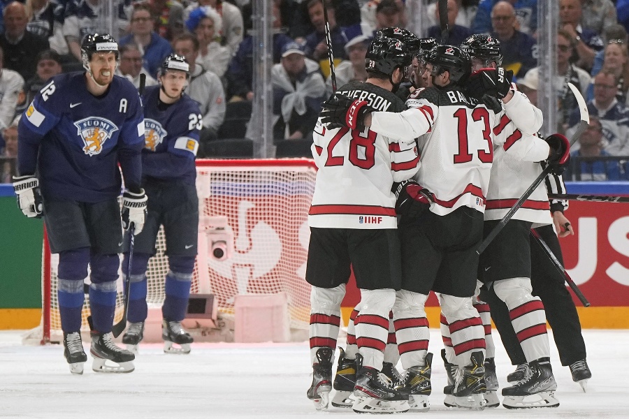 Kanadskí hokejisti oslavujú gól.