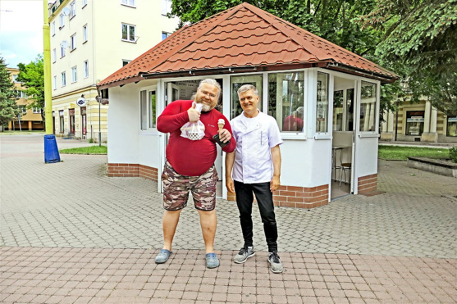 Zmrzlinár Tomáš Bačo (vpravo, 59) je hrdým pokračovateľom šačianskej zmrzliny.