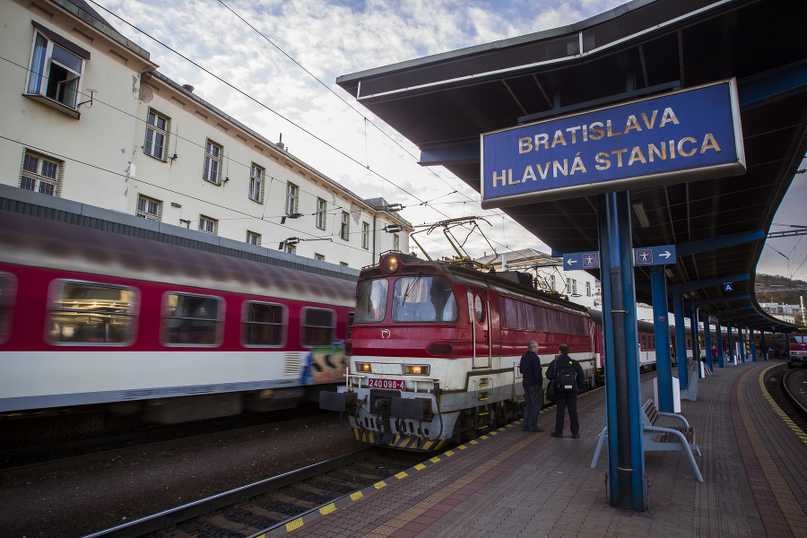 Vlaky počas COVID-19 prišli o milióny cestujúcich, teraz v ZSSK očakávajú výrazný nárast, no potrebujú peniaze.
