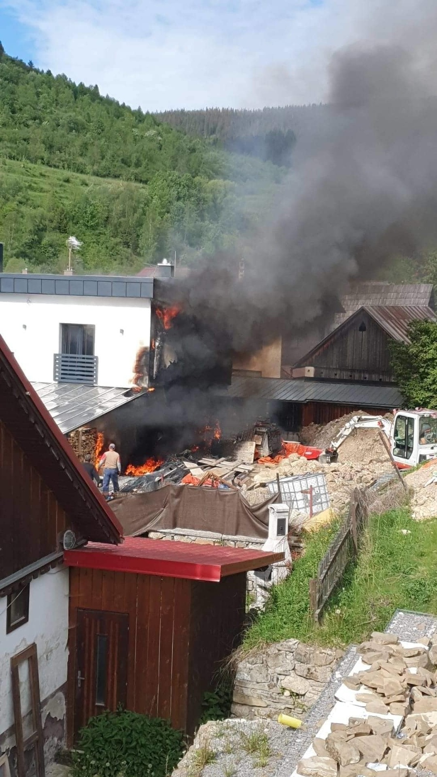 Plamene vyšli až na poschodie a tmavý, štipľavý dym bolo vidieť už na začiatku dediny.