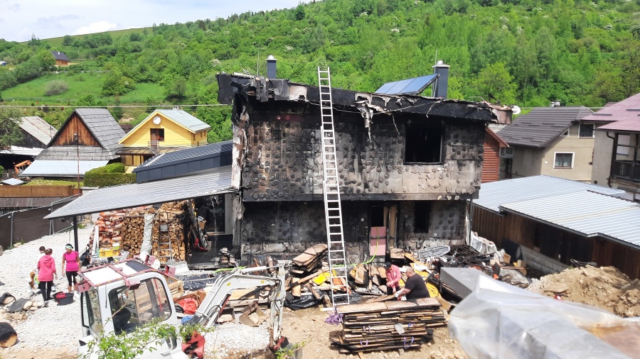 Po požiari - Z krásnej novostavby zostala polovica.