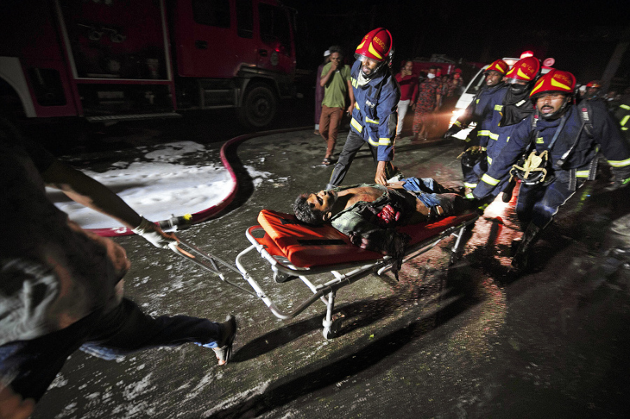 Množstvo záchranárov sa snažilo čo najviac pomôcť, komu sa ešte dalo.
