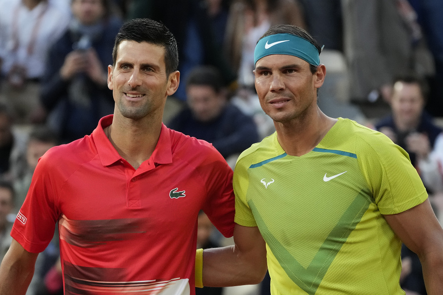 Srbský tenista Novak Djokovič (vľavo) a španielsky tenista Rafael Nadal.