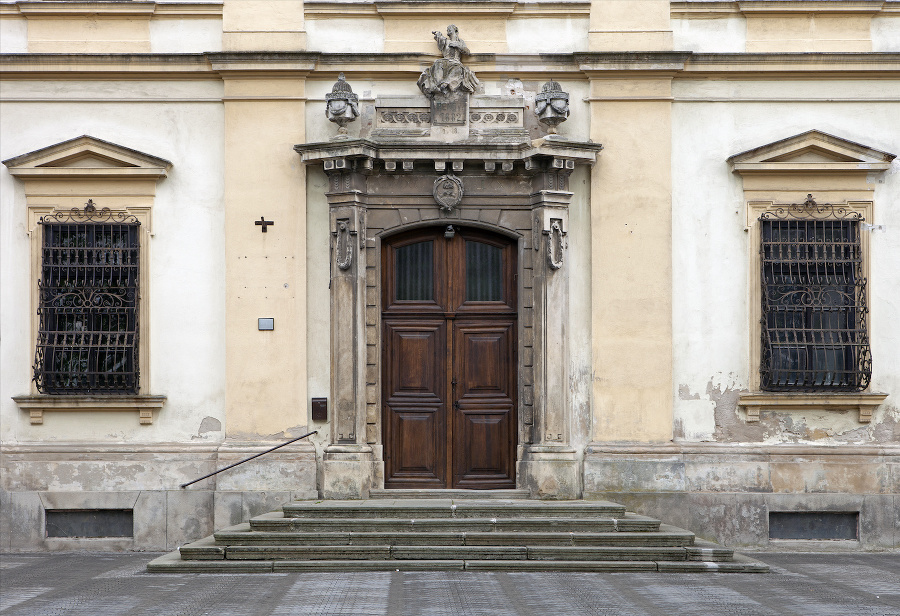 Hlavný vstupný portál do kláštora pavlínov pri Bazilike Sedembolestnej Panny Márie v Šaštíne.