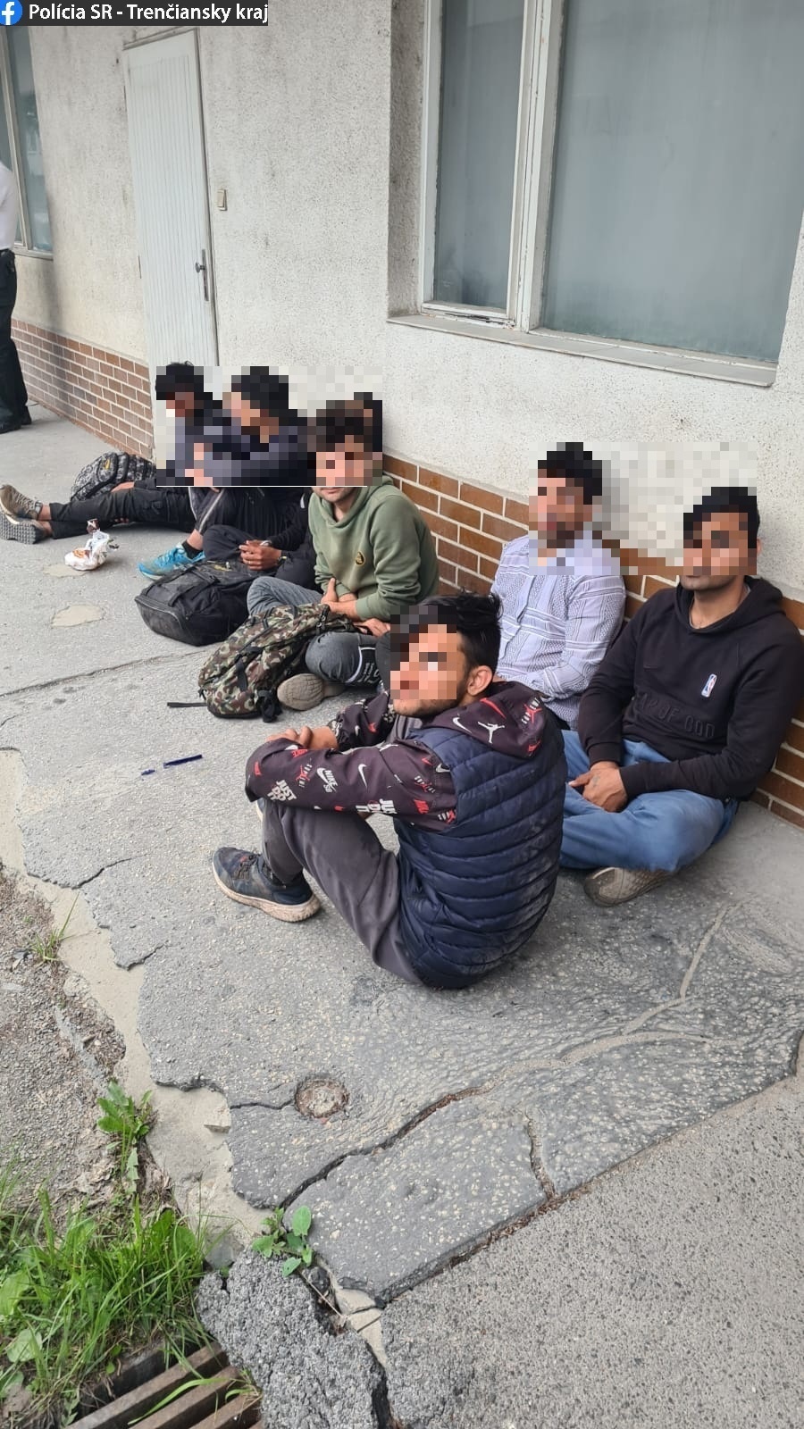 Polícia: V priemyselnom areáli v P. Bystrici našli policajti sedem migrantov.