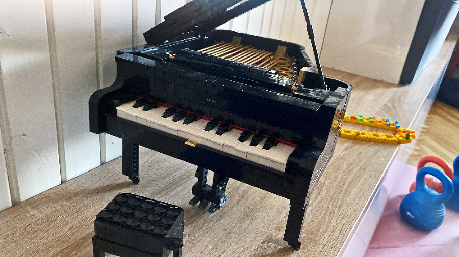 Klavír z lega zhotovil