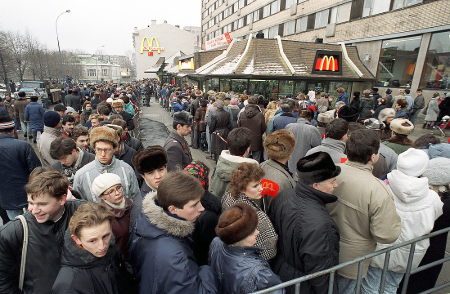 1990 - Prvý McDonald's