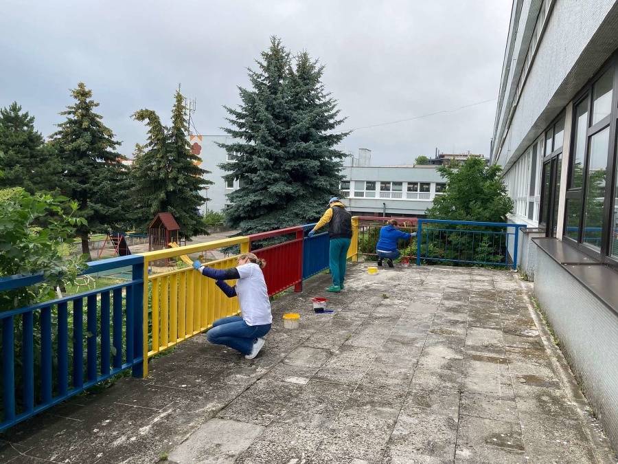 Zamestnanci Amazonu v Bratislave v rámci projektu Naše Mesto natierali ploty na školách.
