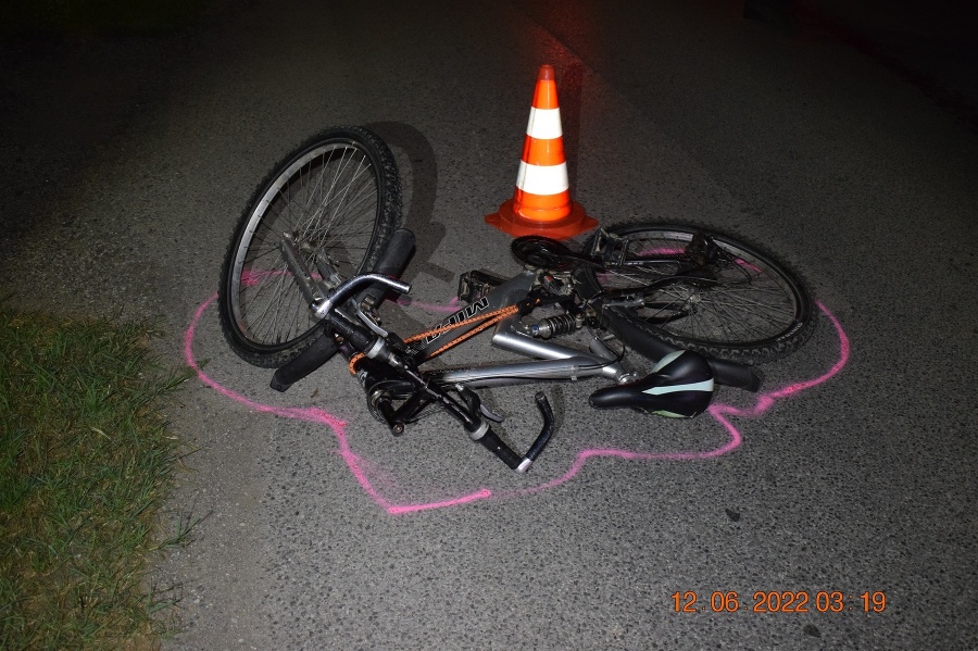 Cyklista spadol na cestu