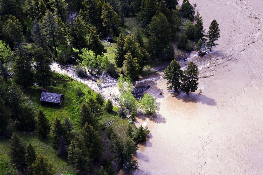 Záplavy vyhnali z Yellowstonského