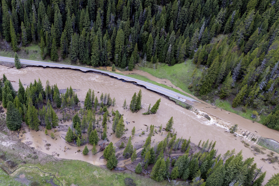 Záplavy vyhnali z Yellowstonského