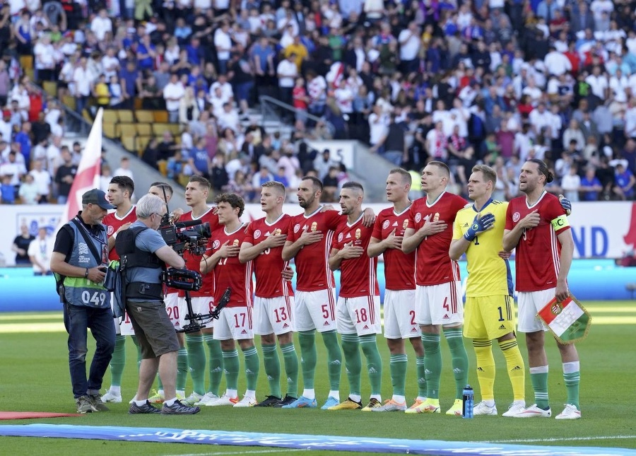Futbalisti Maďarska počas hymny