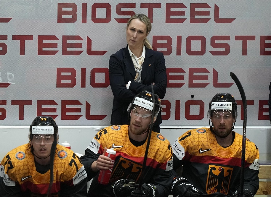 Na snímke asistentka trénera Jessica Campbellová stojí na striedačke Nemecka. 