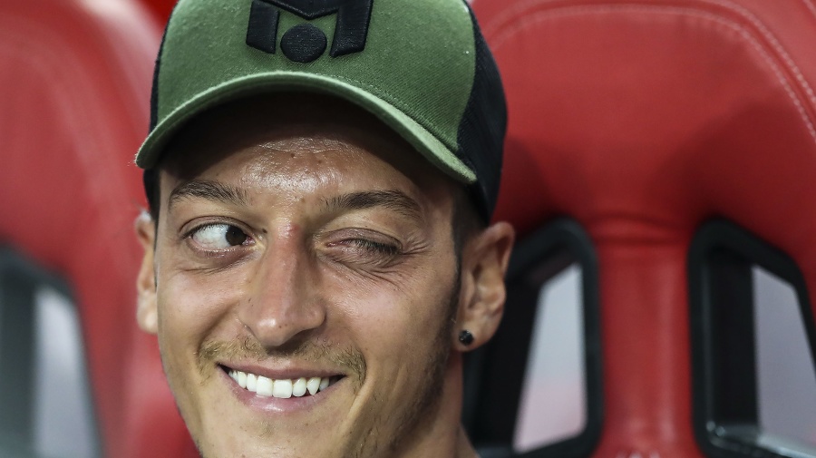 Mesut Özil premýšľa o
