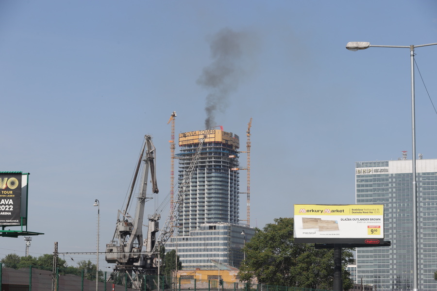 Z mrakodrapu stúpa dym.