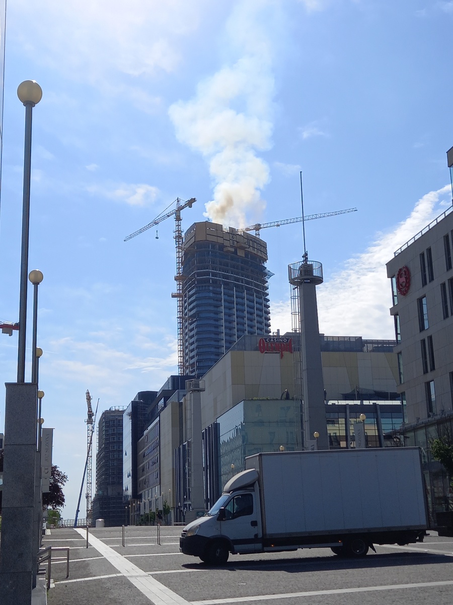 Z mrakodrapu stúpa dym.