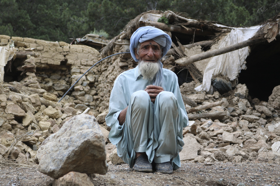 Afganský dedinčan sedí v