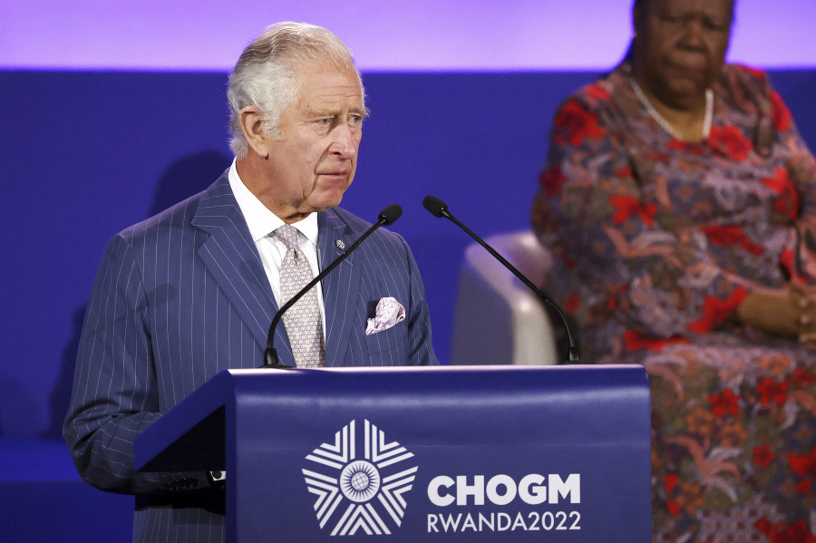 Britský princ Charles sa prihovára počas slávnostného otvorenia stretnutia predsedov vlád Commonwealthu (CHOGM) v Kigali v Rwande 24. júna 2022. Princ Charles v piatok v prejave na otvorení summitu britského Spoločenstva národov povedal, že rozhodnutie stať sa republikou alebo neuznávať viac britskú kráľovnú ako hlavu štátu je "vecou rozhodnutia každej členskej krajiny".