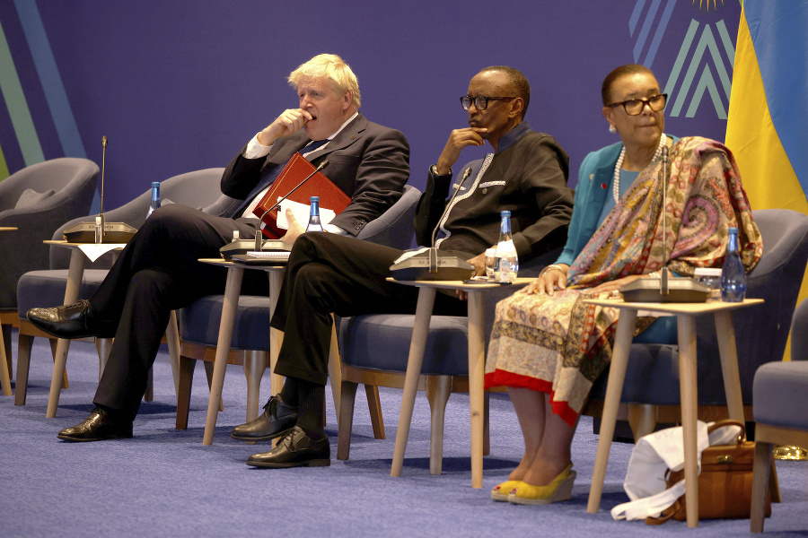 Na snímke zľava britský premiér Boris Johnson, rwandský prezident Paul Kagame a generálna tajomníčka Commonwealth of Nations Patricia Scotlandová počas stretnutia predsedov vlád Commonwealthu (CHOGM) v Kigali v Rwande v sobotu 25. júna 2022.