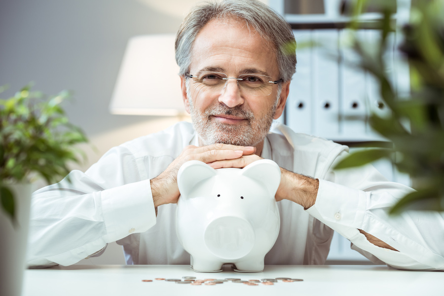 Popri predčasnom dôchodku môžete pracovať iba na dohodu a za rok nemôžete zarobiť viac ako 2 400 eur.  Ilustračné foto