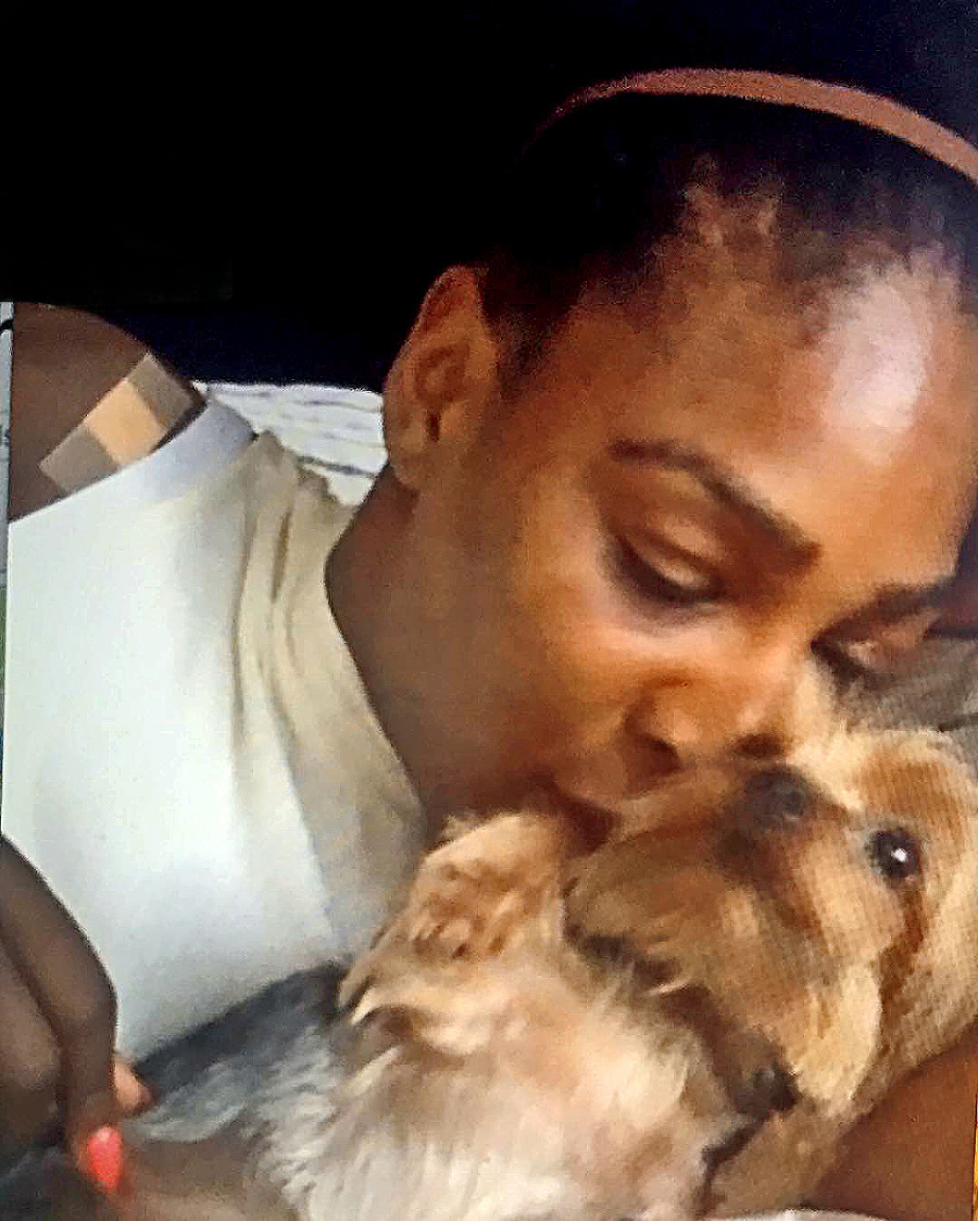 Serena svojho psíka miluje.