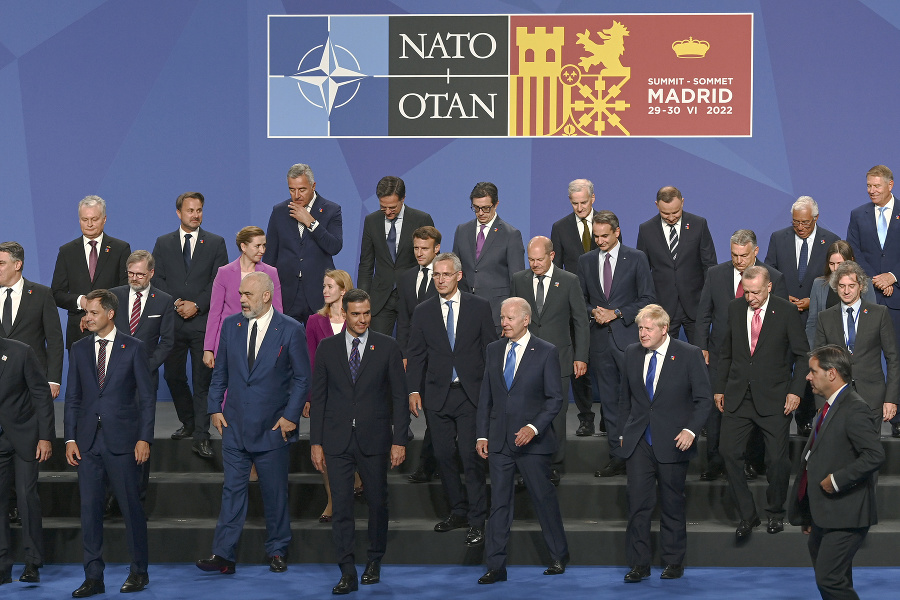 Lídri NATO na summite