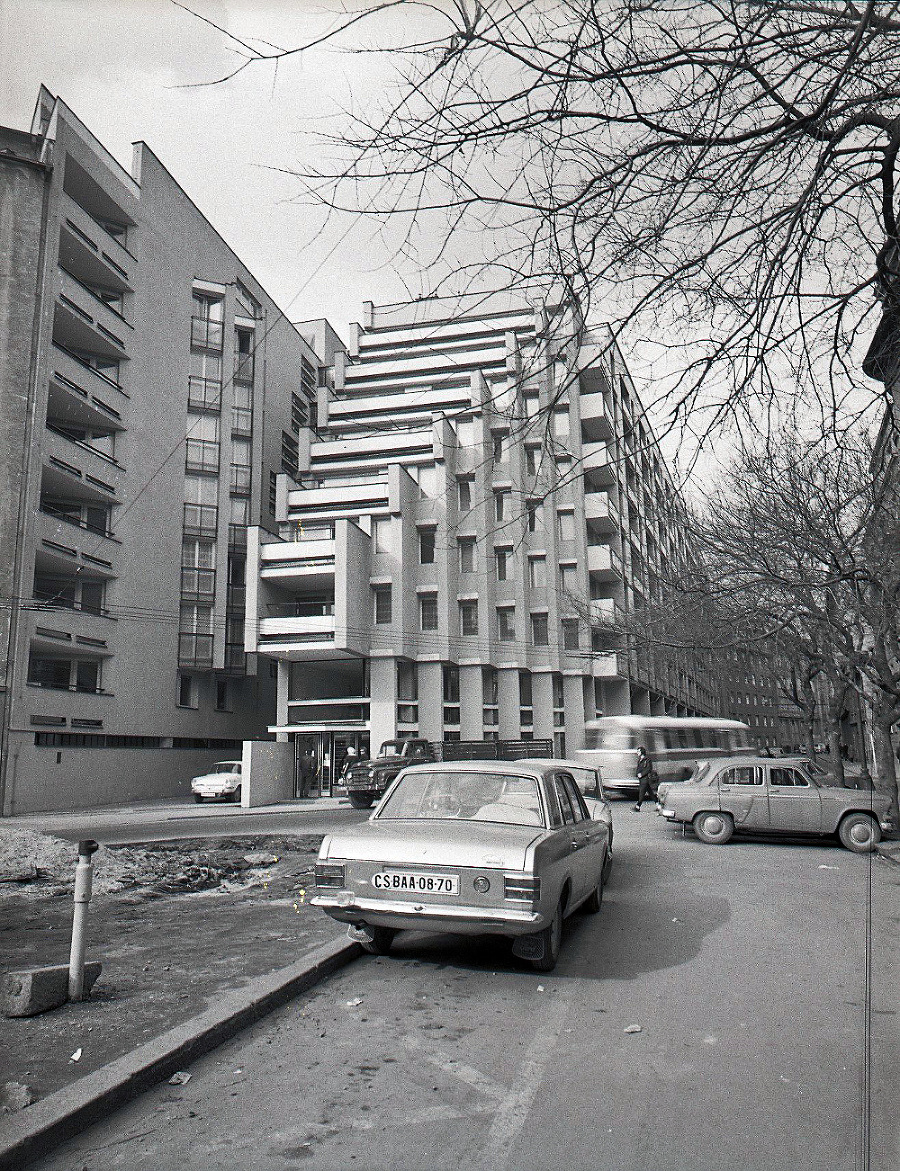 1974 - Dom zaujal poschodovým terasovitým členením, ale aj mohutnými piliermi.