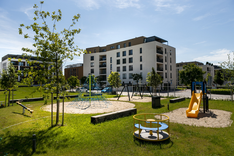 Budúci škôlkari budú môcť využiť aj hracie prvky v rámci neďalekých detských či športových ihrísk, ktoré sú súčasťou verejného parku v Zóne viladomy.